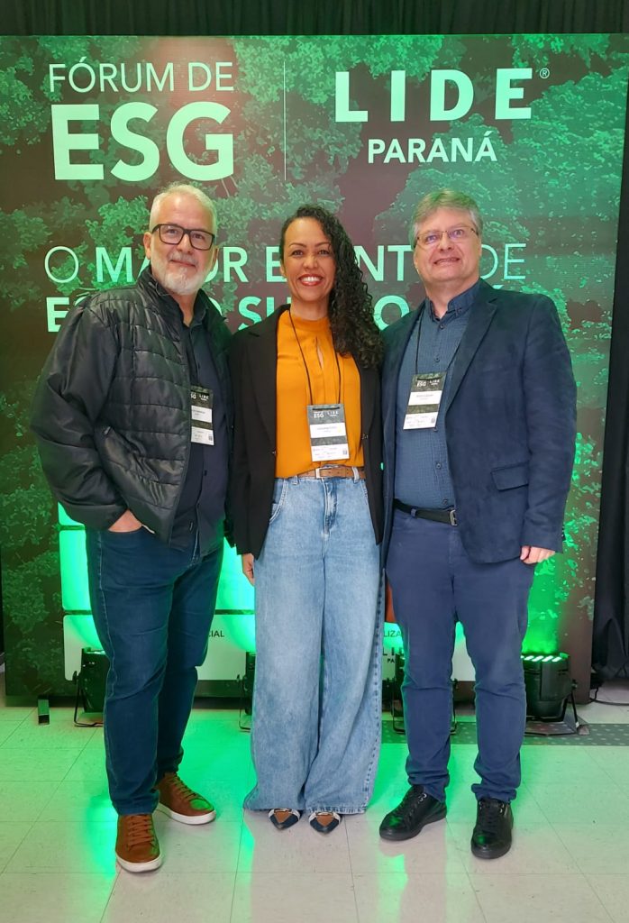 Da esquerda para a direita, o jornalista Sérgio Wesley, diretor da NQM Comunicação, nossa CEO Geovana Conti e Ronny Essert, diretor da Gerar, no Fórum de ESG do LIDE Paraná.